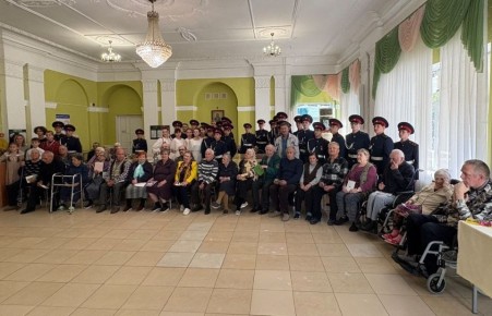 В Волгограде сотрудники и кадеты СКР поздравили с Международным днем пожилых людей пациентов геронтологического центра