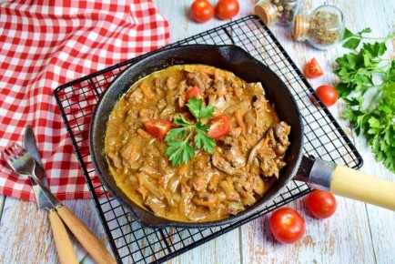 Куриная печень с ароматной подливкой и луком