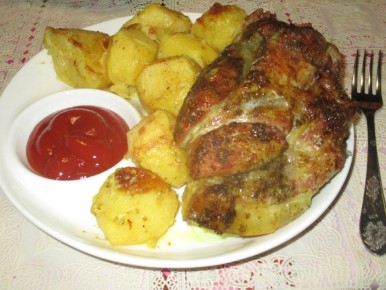 Сочный кусок свинины с картофелем: простой рецепт из духовки