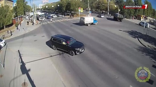 На севере Волгограда под колеса автомобиля попала женщина