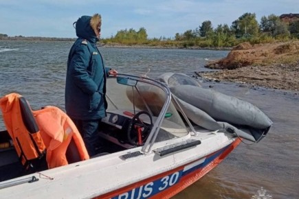 В Астрахани спасли тонувшего вместе с лодкой охотника
