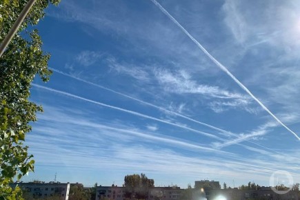 Белые полосы разрисовали небо в Волгограде
