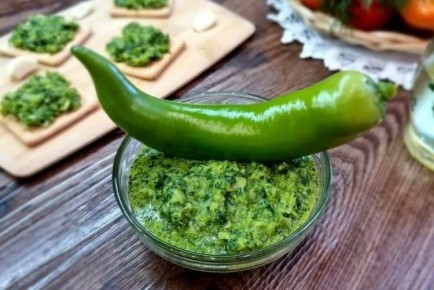 Погрузитесь в мир зелёной аджики: идеальный соус для мяса и закусок