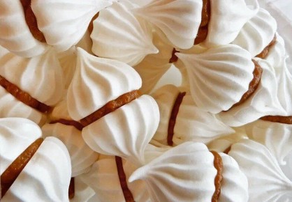 Нежное безе-сэндвич: как приготовить воздушный десерт с шоколадным кремом